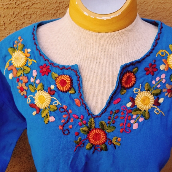 Tops - 🌿Mexican embroidered blue top🌿